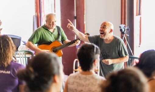 Poéticas Populares realiza oficina musical com Sérgio Sansão em preparação para ato de 1º de Maio